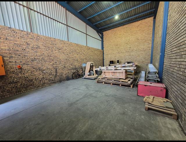 90M² WAREHOUSE TO LET IN TULISA PARK